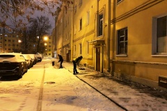 Более 400 дворников и почти 90 единиц уборочной техники борются со снегопадом в Кировском районе