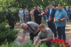 Во Фрунзенском районе в День окончания Ленинградской битвы почтили память защитников города на Ново-Волковском кладбище