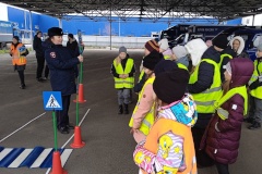 Госавтоинспекция Фрунзенского района и районный центр по БДД провели практические занятия для детей сотрудников "Почта России"
