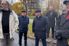 Глава района Михаил Асташкевич выездную встречу по вопросу благоустройства в квартале 48 СМР, о котором спрашивали жители на прямой линии