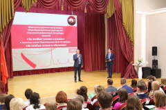 Лучших выпускников Кировского района наградили медалями и почетными знаками