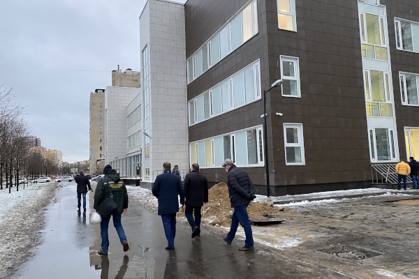 Начальник Госстройнадзора Санкт‑Петербурга Владимир Болдырев проверил ход завершения строительства поликлиники для взрослых на Вербной улице