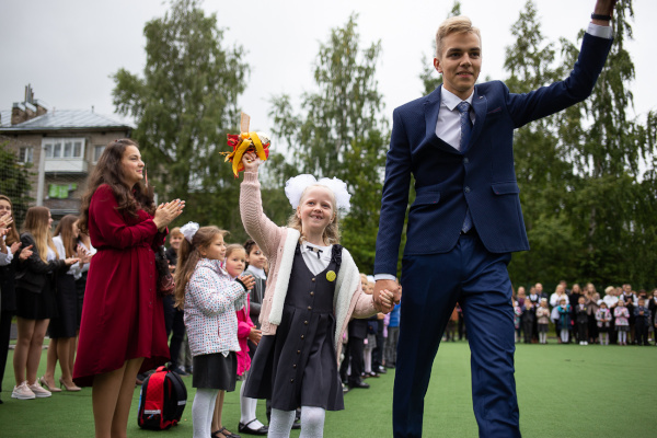 Здравствуй, школа! Первый звонок прозвенел в 19 школах района
