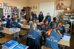 Специалисты пожарно-спасательных отрядов провели уроки безопасности в школах