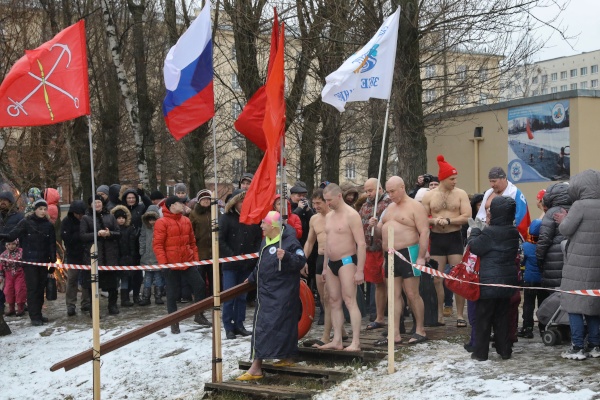 Моржи посвятили заплыв Ленинградскому дню Победы