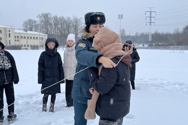 Сотрудники МЧС Выборгского района провели практическое занятие для школьников