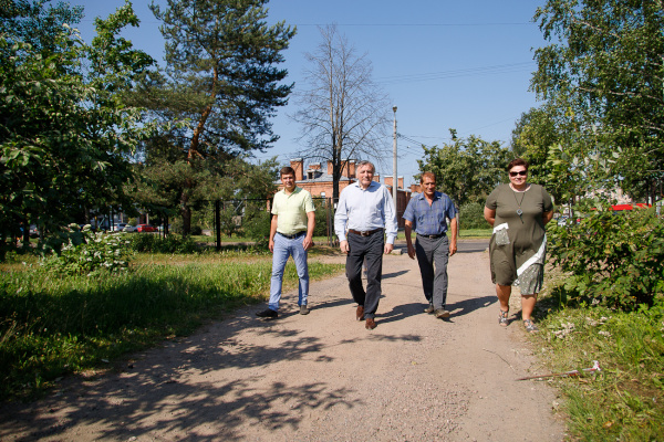 Новые площадки, сквер и тропа здоровья в гимназии: глава района проверил ход работ по благоустройству
