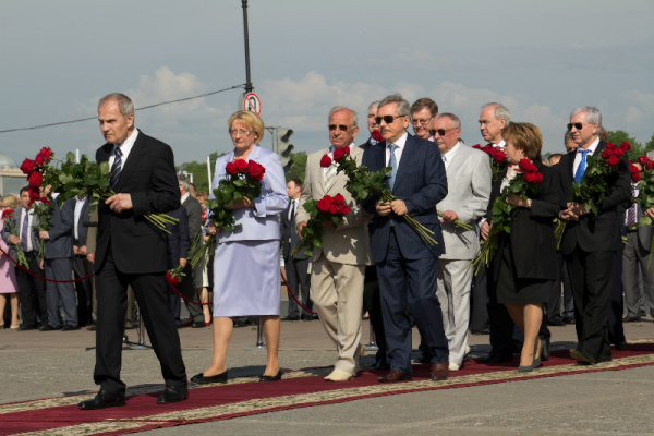 Торжественное возложение цветов к памятнику Петра Первого на Сенатской площади. 27 мая 2012 года 