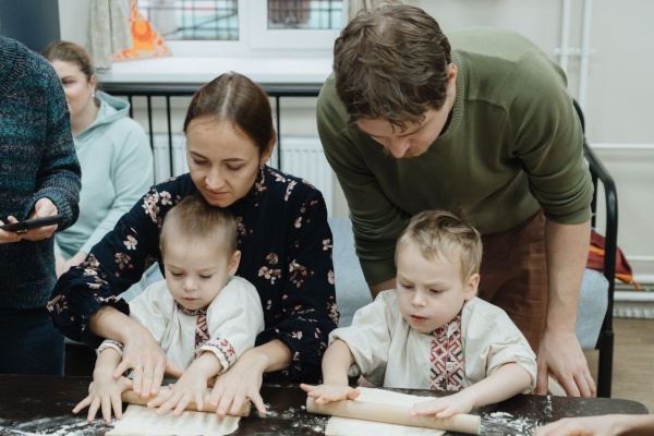 В Петроградском районе прошел фестиваль-гуляние, ко Дню семьи, дюбви и верности