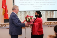 Виктор Борщев вручил жилищные сертификаты 22 петербургским семьям