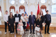Губернатор Санкт‑Петербурга вручил ключи от микроавтобусов двум семьям из Пушкинского района