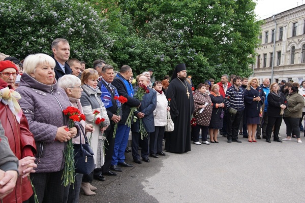 Жители Выборгского района возложили цветы к памятнику Петру I