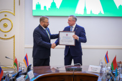 Александр Беглов передал главе ФТС РФ Валерию Пикалёву 10 автомобилей для СЗТУ