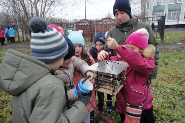 Подростки Фрунзенского района и их родители стали участниками акции "Синичкин день"
