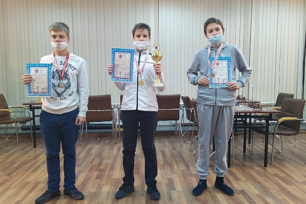 Дети из Кировского района завоевали медали в Первенстве Санкт‑Петербурга по быстрым шахматам и блицу