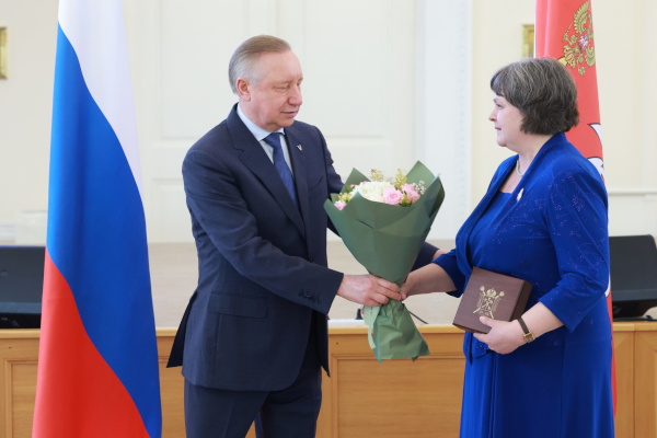 Александр Беглов вручил профессиональные награды работникам социальной сферы Петербурга