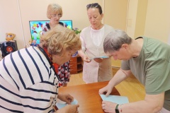 2 июня 2025 года в социально-реабилитационном отделении граждан пожилого возраста Комплексного центра социального обслуживания населения Пушкинского района провели конкурсно-игровую программу с клиентами - «Детства счастливая пора».