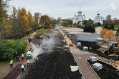 Впервые в Красногвардейском применили специальный ароматизатор с клубничным запахом при укладке цветной асфальтовой дорожки в Бестужевском саду.