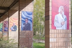 Колонны дома 16 на проспекте Непокоренных украсили плакаты с изображением деятелей науки и образования