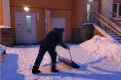 Коммунальные службы продолжают уборку снега