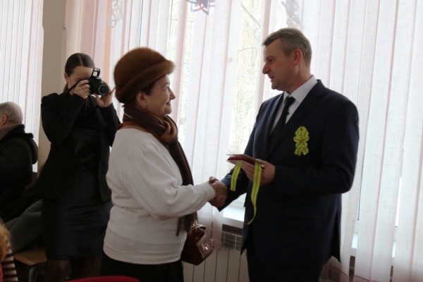 В Кировском районе продолжаются вручения памятных знаков в честь юбилея  Ленинградской Победы