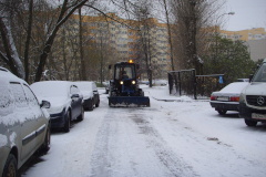 Работы по очистке кровель и дворов от снега продолжаются в Кировском районе