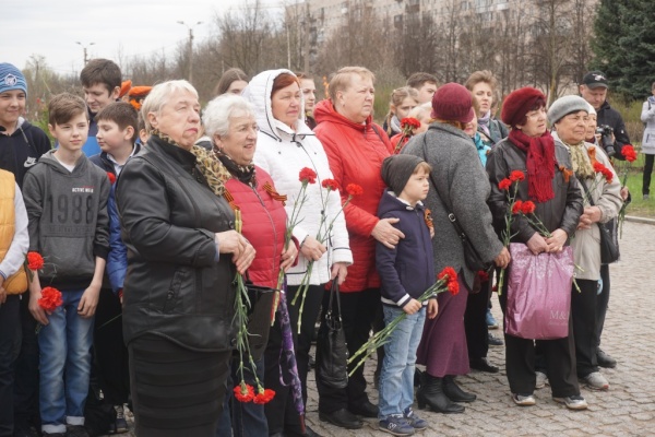 В Колпинском районе прошла торжественная церемония передачи Вечного огня в рамках проекта «Честь и Достоинство»