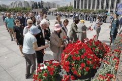 Цветы возложили к Монументу героическим защитникам Ленинграда