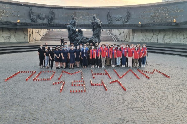 «Свечи памяти» зажгли на площади Победы