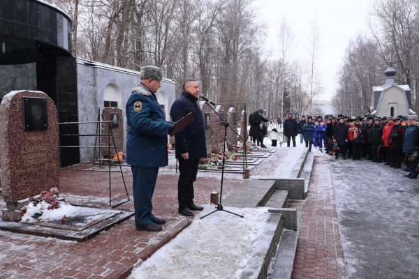 На Серафимовском кладбище почтили память погибших пожарных