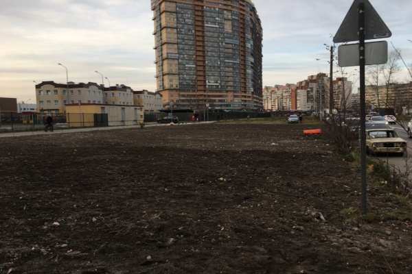 На улице Композиторов установили бордюр