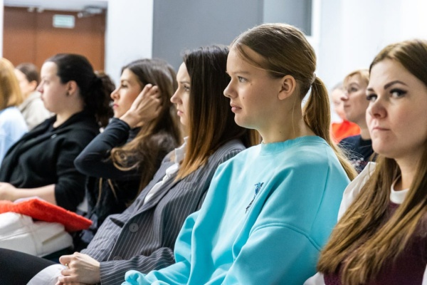«Жить» на сцене! Мастер-класс по вокалу прошел в Доме молодежи Санкт‑Петербурга