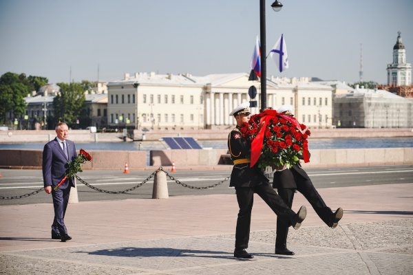 Возложение цветов к монументу Медный всадник и к памятнику адмиралу Ушакову