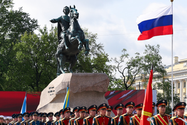 Возложение цветов к Медному всаднику – памятнику основателю города Императору Петру I