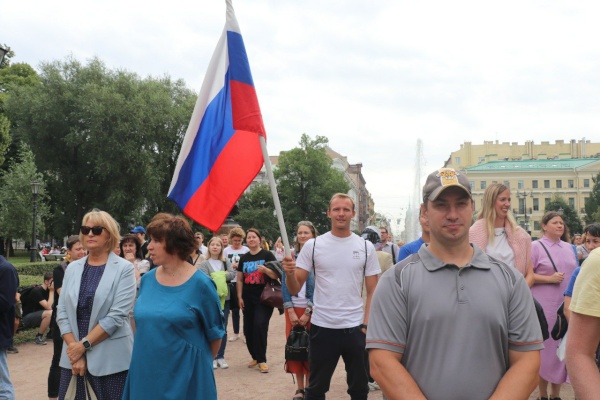 Праздник, посвященный Дню Государственного флага Российской Федерации, в Александровском саду