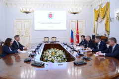 В 2023 году при оплате Единой картой петербуржца подешевеет проезд в наземном транспорте, а за школьное питание будут начислять кешбэк