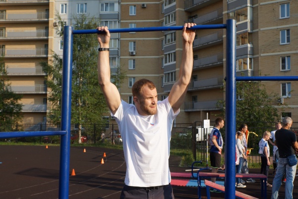 Во Фрунзенском районе прошла акция "ГТО со звездой" с участием чемпиона мира по боевому самбо Дениса Гольцова