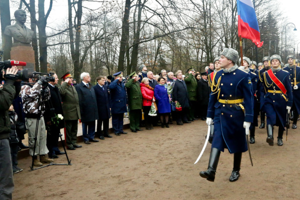 На аллее героев открыт памятник Николаю Майданову