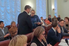 Глава района Александр Якушев вручил памятные знаки участникам СВО