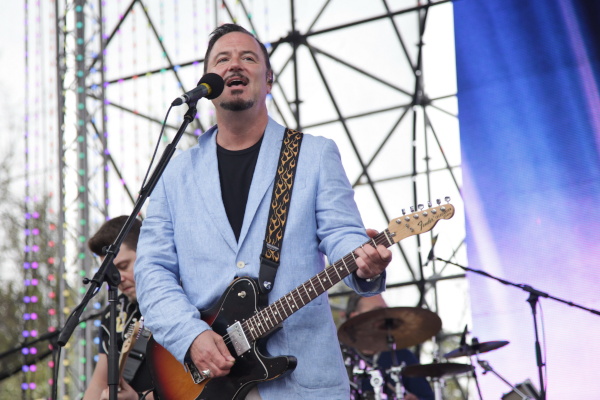 Праздничный концерт Максима Леонидова и группы «Hippoband» на Якорной площади.