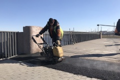 «Мостотрест» приступил к восстановлению поврежденного за зиму асфальта на городских дорожных сооружениях