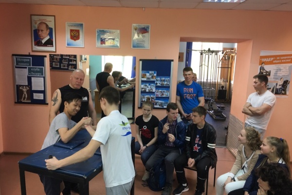 В центре "МИР" прошел мастер-класс по армрестлингу