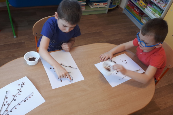 Воспитанники старшей группы "Солнышко" детского сада № 45  рисовали на ветках почки
