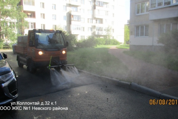 Полив дворовых территорий в Невском районе