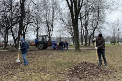 Сотрудники Жилищного комитета и подведомственных организаций провели субботник в Строгановском парке