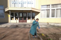 Сотрудники библиотеки Фрунзенского района приняли участие в месячнике по благоустройству