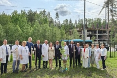 В преддверии Дня медицинского работника в онкоцентре имени Н.П.Напалкова посадили аллею яблонь