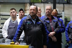 Предприятия Петродворцового района принимают поздравления с Днём машиностроителя