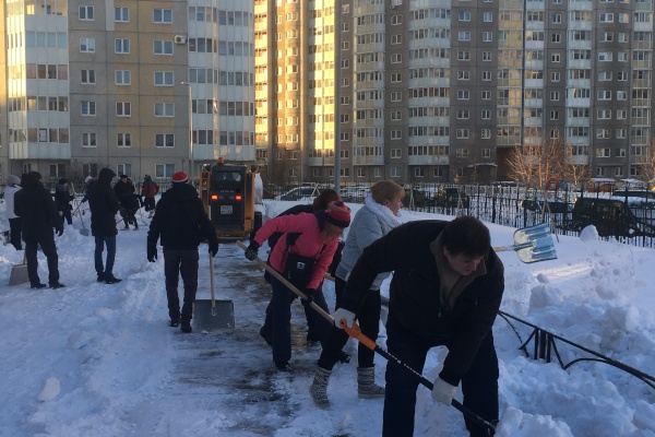 Во Фрунзенском района сотрудники администрации приняли участие в субботнике по уборке снега