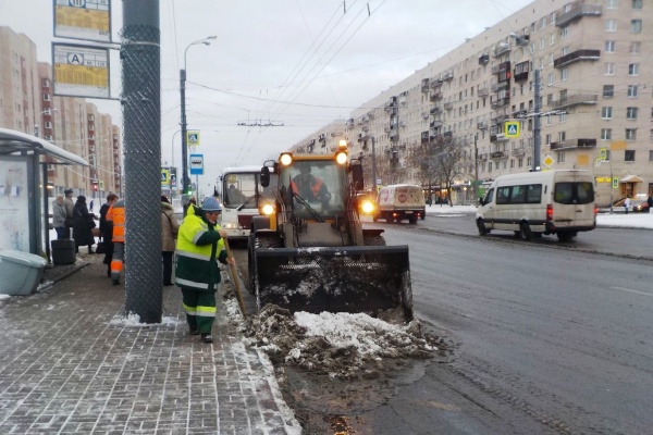 Работа по ликвидации последствий снегопада продолжаются